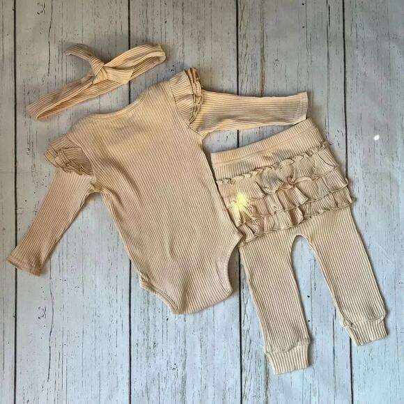 Baby girl unbranded 2 piece beige ribbed outfit size 6-9 months - Picture 2 of 5